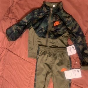 size 24 months two piece set Nike jacket and pants